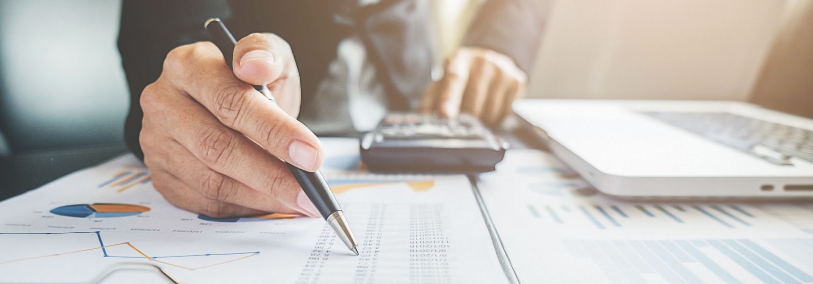 Contador analizando informes y planillas con calculadora