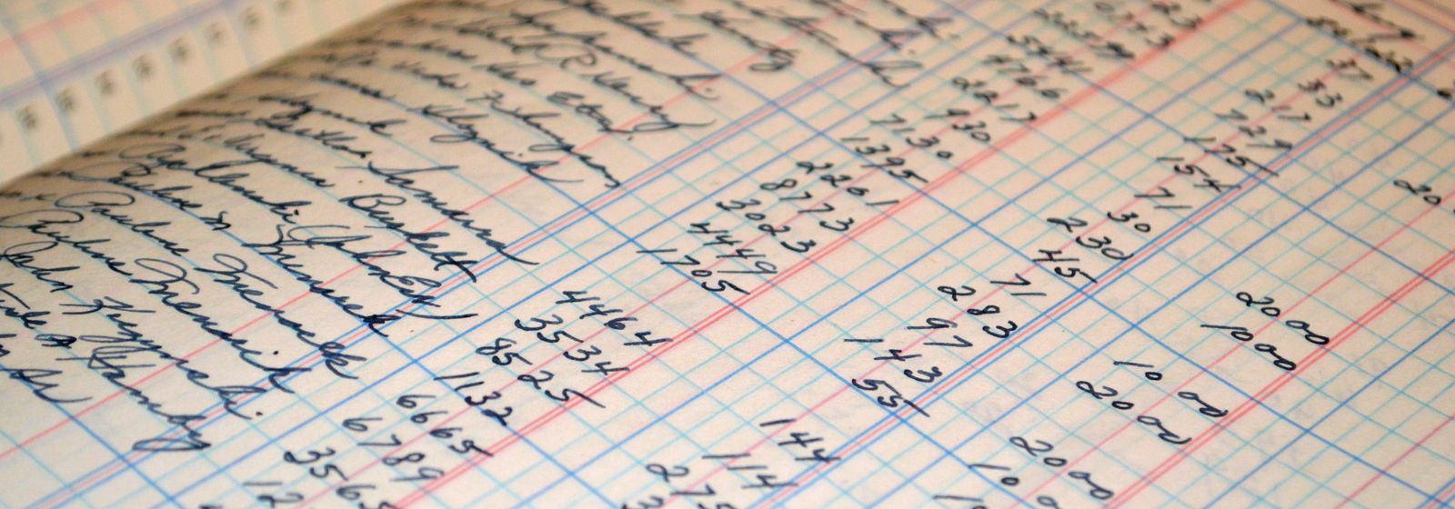 Libro mayor contable escrito a mano, el oficio de siempre